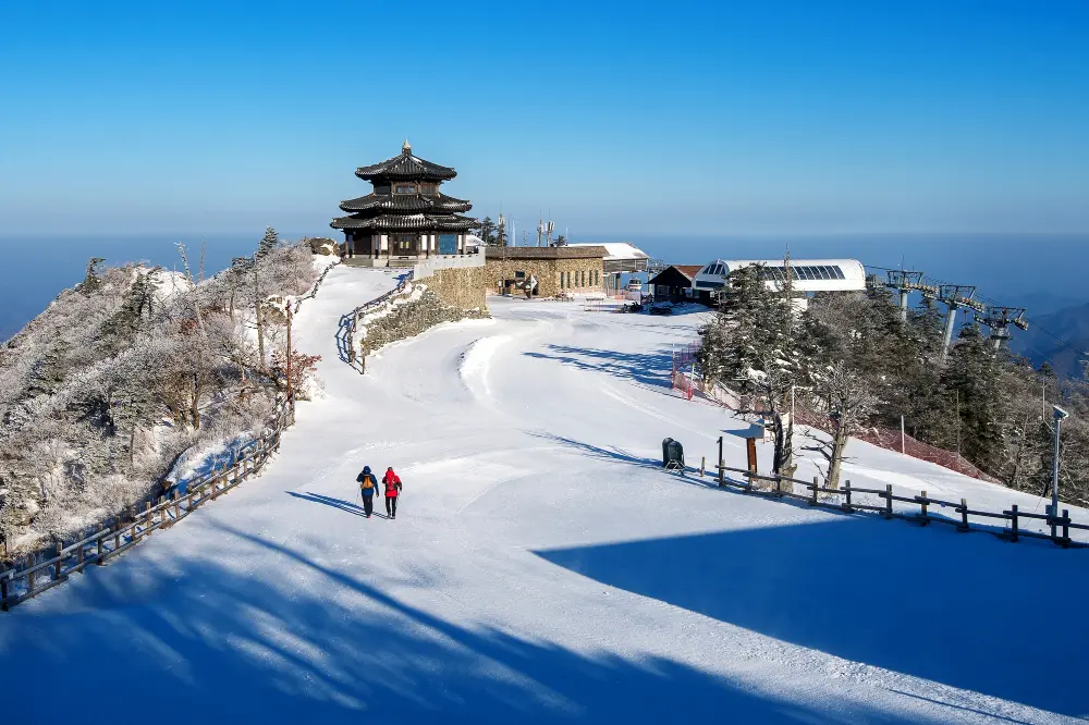 backpacker-deogyusan-mountains-winter